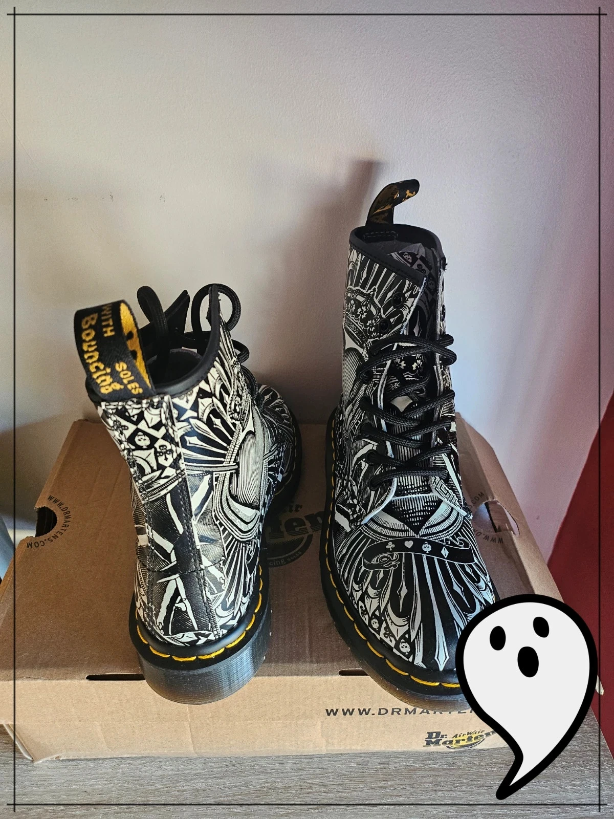 Magnifique Dr. Martens 1460 – Playing Card Backhand (Core Print) rock métal gothic